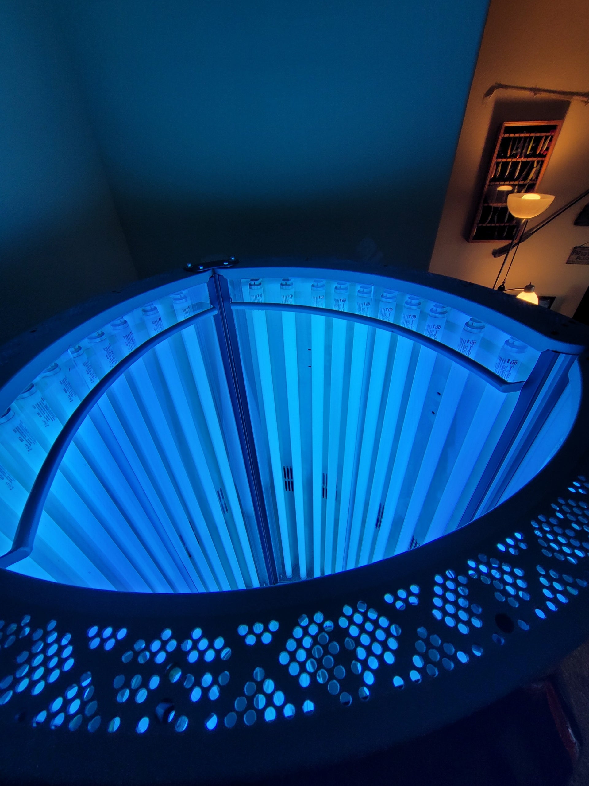 Stand up tanning installation